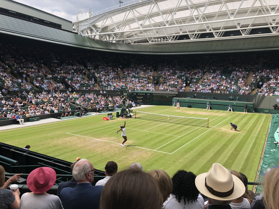 Coco Gauff rozgrywa pojedynek na Wimbledonie przeciwko Simonie Halep