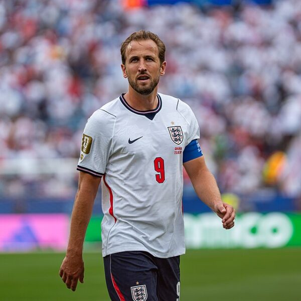 Harry Kane rozglądający się po trybunach