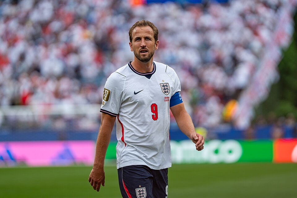 Harry Kane rozglądający się po trybunach