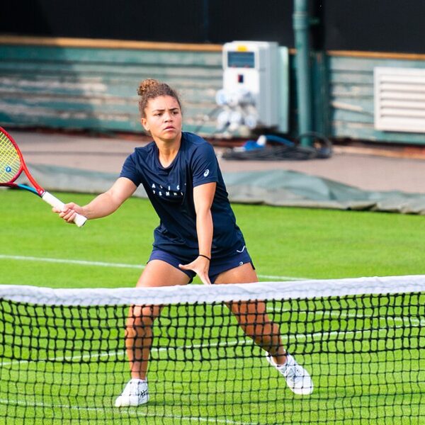 Jasmine Paolini zagrywa volley przy siatce