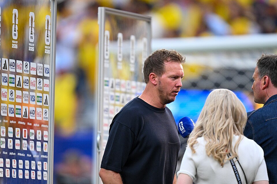 Julian Nagelsmann na ściance pytany przez dziennikarzy