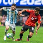 Lionel Messi w kontakcie z Hamdym Fathy