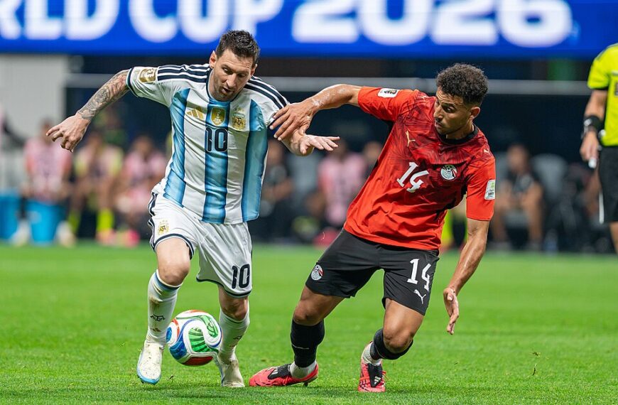 Lionel Messi w kontakcie z Hamdym Fathy