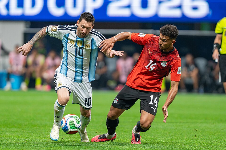 Lionel Messi w kontakcie z Hamdym Fathy