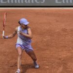 Iga Świątek z zamachem uderza forehand