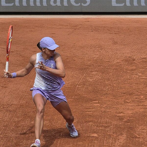 Iga Świątek z zamachem uderza forehand