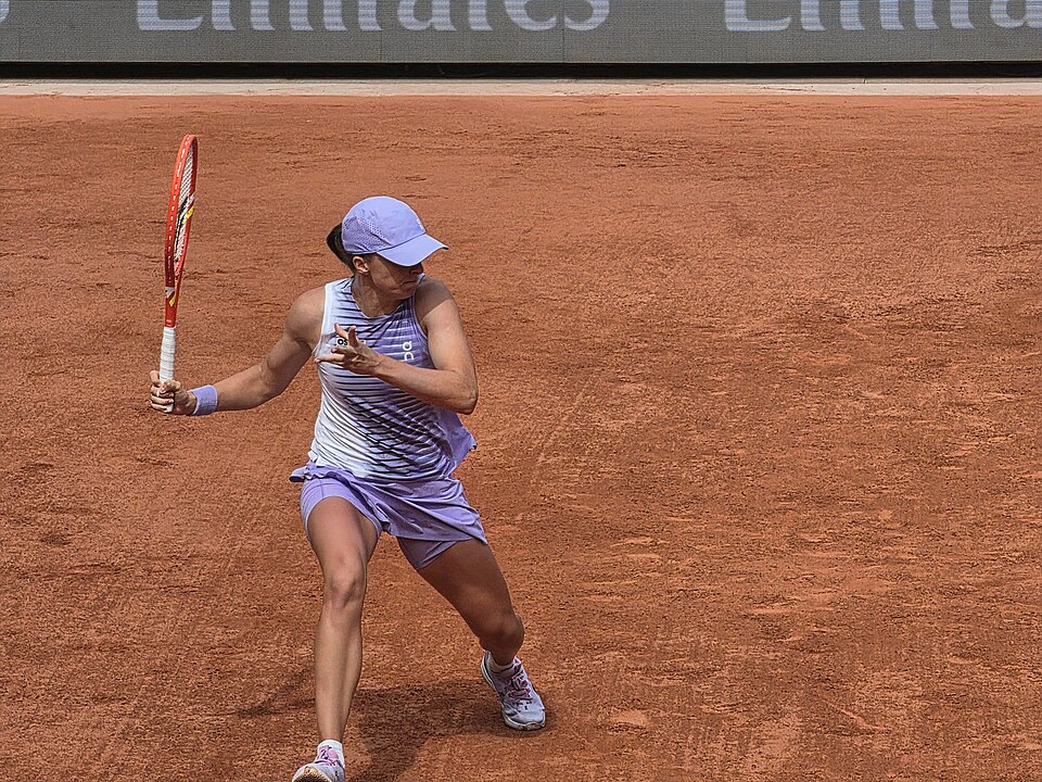 Iga Świątek z zamachem uderza forehand