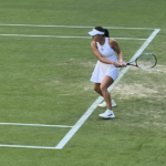 Jessica Pegula zagrywająca backhand z linii końcowej