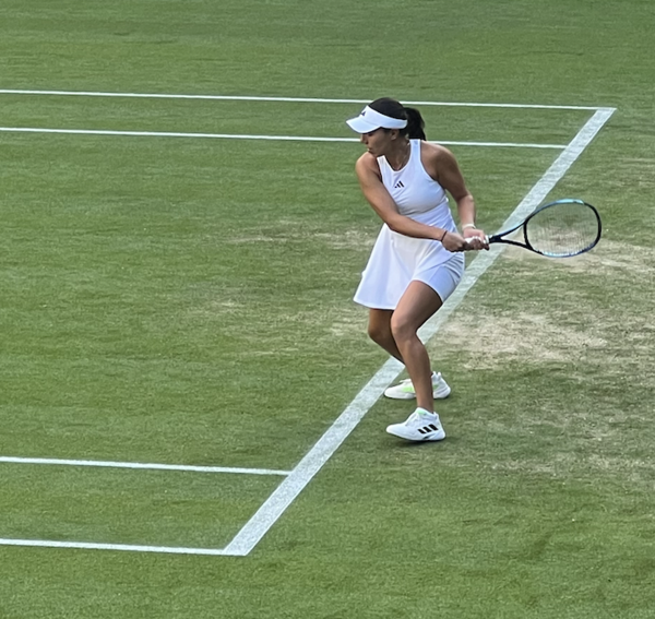 Jessica Pegula zagrywająca backhand z linii końcowej