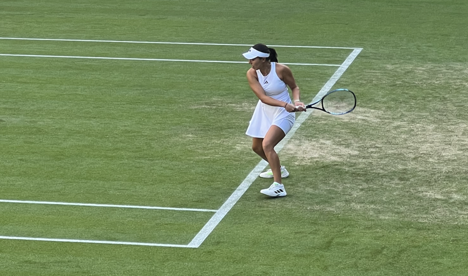Jessica Pegula zagrywająca backhand z linii końcowej