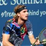 Stefanos Tsitsipas z rakietą czeka na odbiór