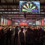 Publiczność spoglądająca na mecz darta w EXPO Kraków