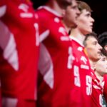 Reprezentacja Polski ustawiona rządku podczas Mazurka Dąbrowskiego