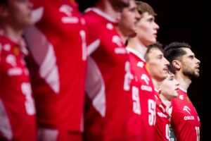 Reprezentacja Polski ustawiona rządku podczas Mazurka Dąbrowskiego