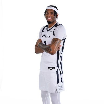 Jalen Thomas ze skrzyżowanymi rękoma