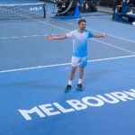 Stan Wawrinka z rozszerzonymi ramionami