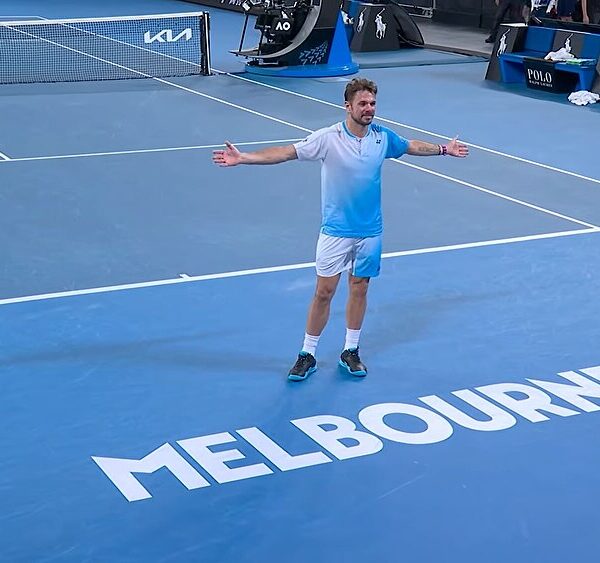 Stan Wawrinka z rozszerzonymi ramionami