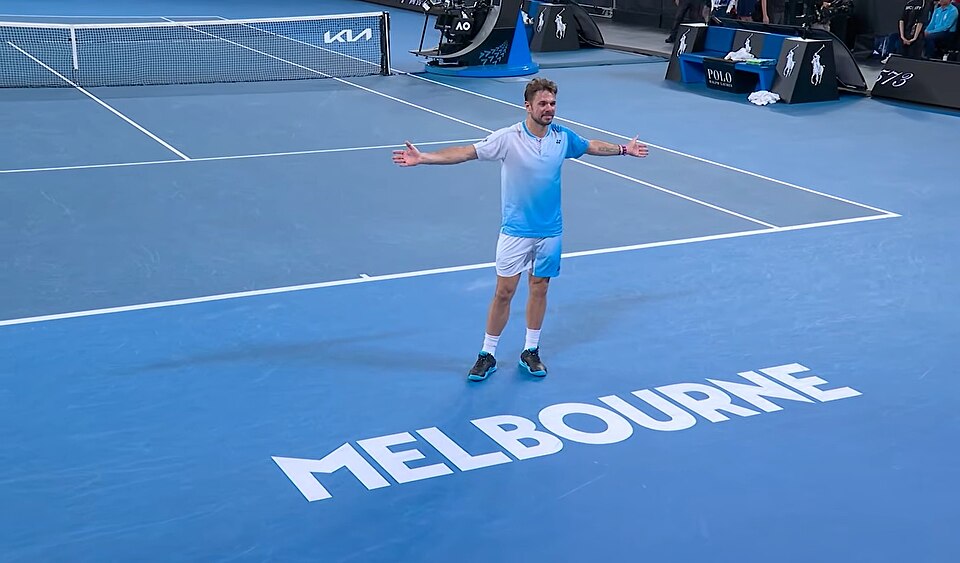 Stan Wawrinka z rozszerzonymi ramionami