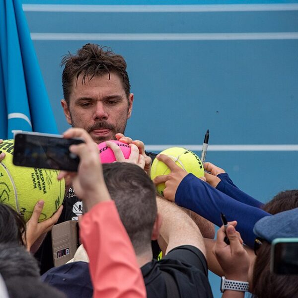 Stan Wawrinka podpisuje autografy