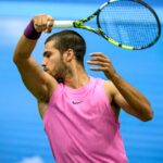 Carlos Alcaraz z rakietą nad głową po uderzeniu forehandu