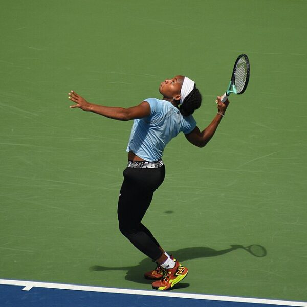 Serwująca Coco Gauff podczas treningu
