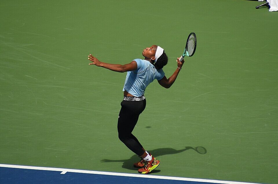 Serwująca Coco Gauff podczas treningu