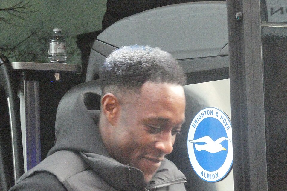 Danny Welbeck z logo Brighton