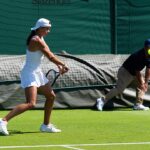 Emiliana Arango składa się do uderzenia z backhandu