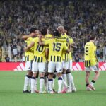 Drużyna Fenerbahce zgromadzona w kółku