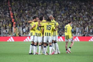 Drużyna Fenerbahce zgromadzona w kółku