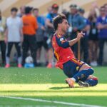Ferran Torres podczas ślizgu na kolanach