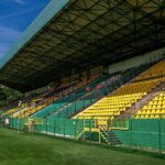 Pusty żółto-zielone trybuny GKS-u Katowice