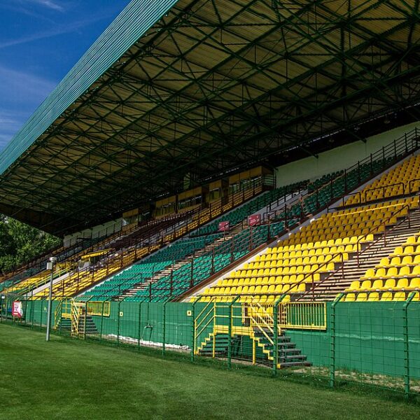 Pusty żółto-zielone trybuny GKS-u Katowice