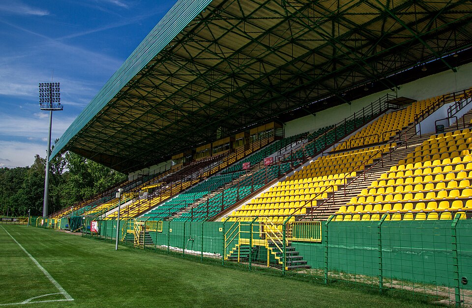 Pusty żółto-zielone trybuny GKS-u Katowice