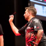 Jonny Clayton podczas rzutu lotką
