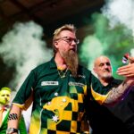 Simon Whitlock witający się z kibicami