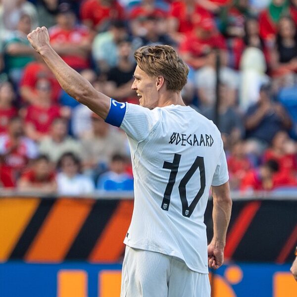Martin Odegaard z zaciśniętą pięścią w górze