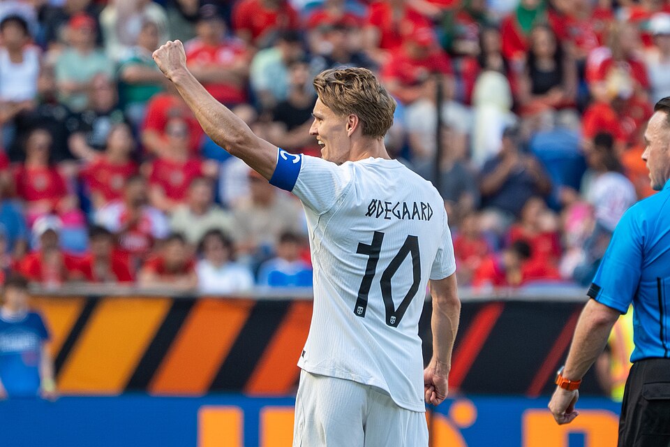 Martin Odegaard z zaciśniętą pięścią w górze