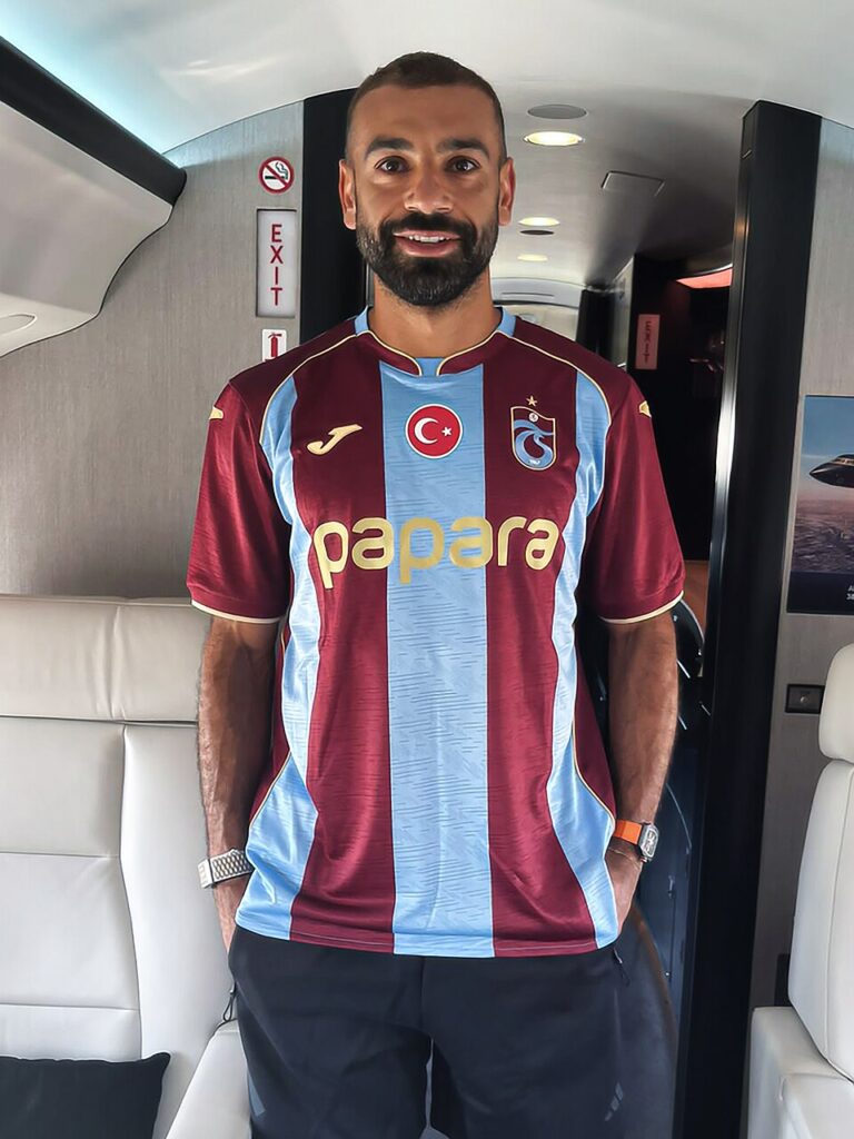 Mohamed Salah w samolocie w koszulce Trabzonsporu