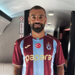Mohamed Salah w samolocie w koszulce Trabzonsporu