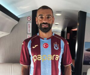 Mohamed Salah w samolocie w koszulce Trabzonsporu