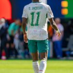 Nikolas Jackson odwrócony plecami w koszulce Senegalu