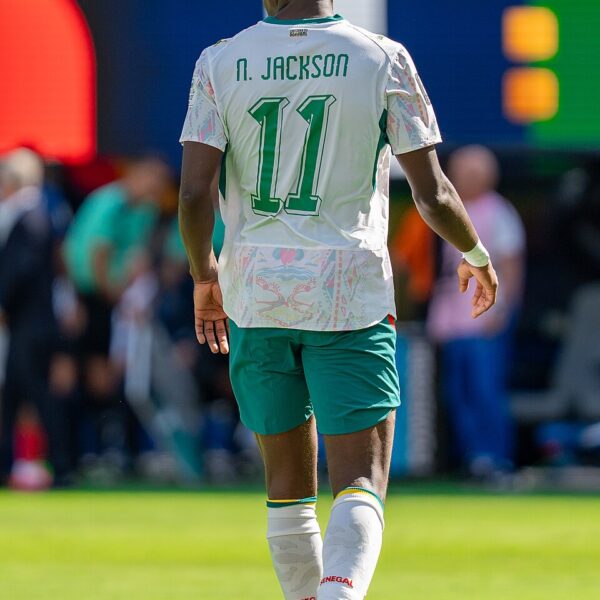 Nikolas Jackson odwrócony plecami w koszulce Senegalu