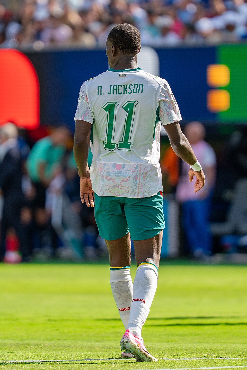 Nikolas Jackson odwrócony plecami w koszulce Senegalu