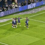 Ekipa PSG celebrująca w okręgu strzeloną bramkę