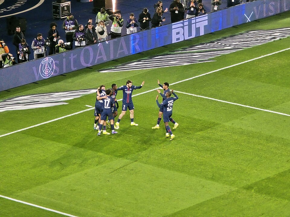 Ekipa PSG celebrująca w okręgu strzeloną bramkę