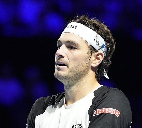 Taylor Fritz w Bazylei z opaską na głowie