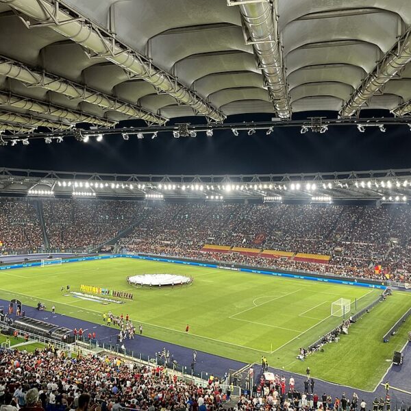 Stadio Olimpico wypełnione kibicami