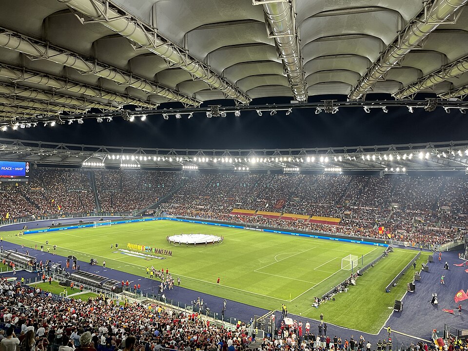 Stadio Olimpico wypełnione kibicami