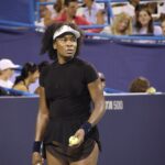 Venus Williams spoglądająca w stronę rywalki